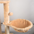 Cat Tree a un jouet à gratter avec une balle